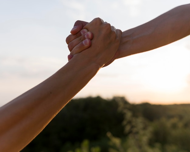 Gente abrazándose de la mano