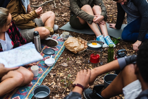 Gente acampando en el bosque