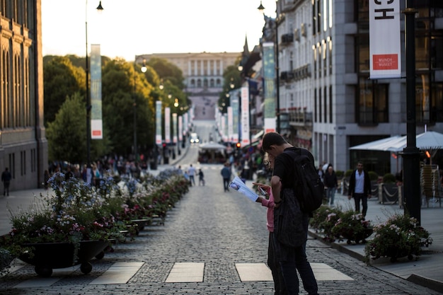 Gente en la acera de una ciudad.