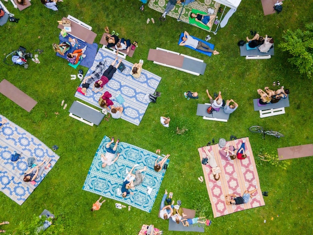 Gente acostada en el parque público de la ciudad