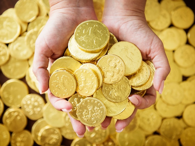 Foto gente adinerada con monedas de oro