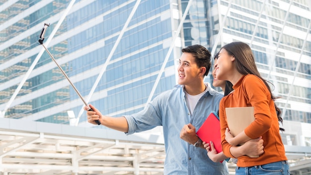 La gente adolescente de Asia utiliza el teléfono inteligente para autofotos, fotografía de autorretrato