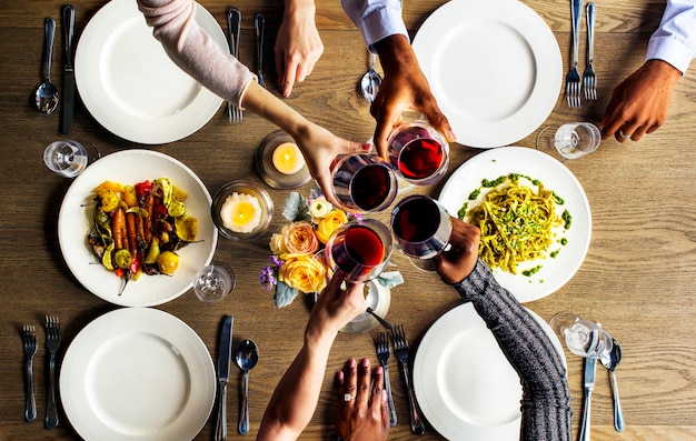 Foto gente aferrada copas de vino juntos en el restaurante