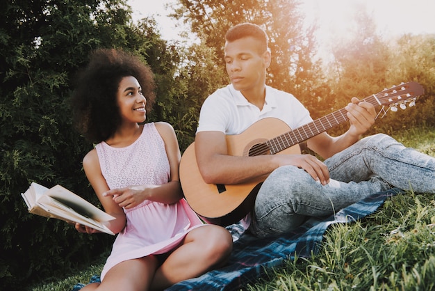 La gente afroamericana descansa en el parque en verano.