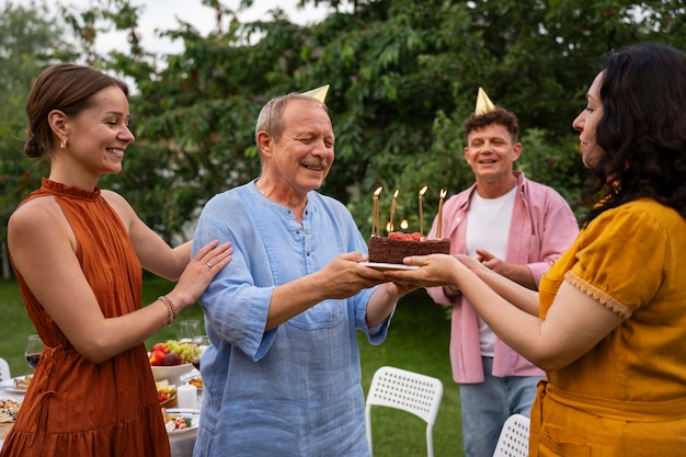 Foto gente al aire libre en la celebración del jardín una fiesta de cumpleaños de los mayores