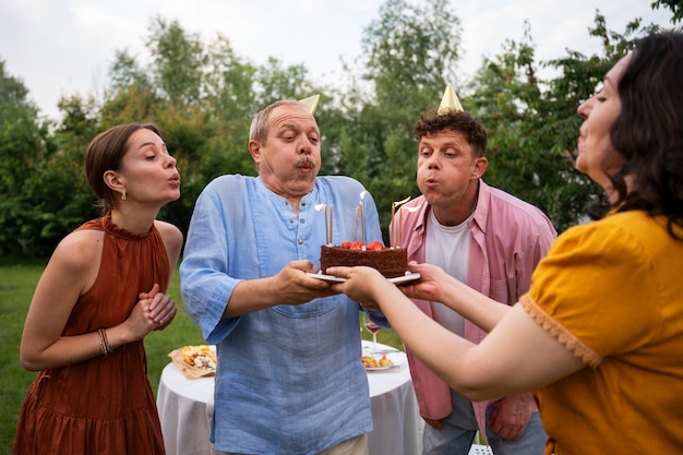 Foto gente al aire libre en la celebración del jardín una fiesta de cumpleaños de los mayores