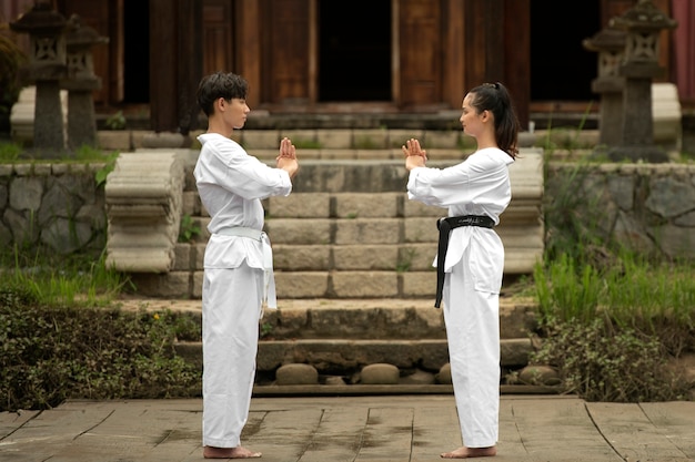 Foto gente al aire libre en la naturaleza entrenando para taekwondo