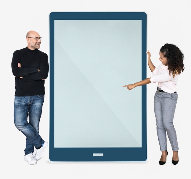 Foto gente alegre apuntando a una pantalla de tableta