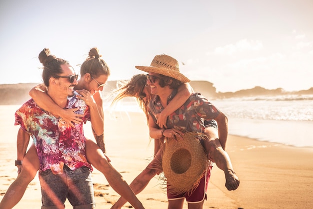 Foto gente alegre en día soleado de vacaciones de verano