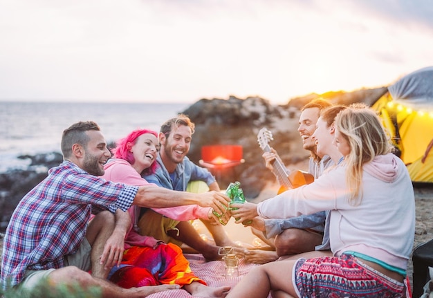 Gente alegre disfrutando en la playa