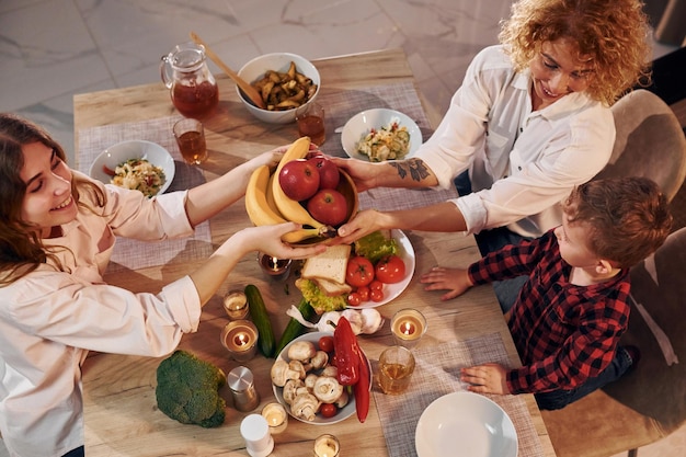 Gente alegre teniendo feliz fin de semana Familia de madre hija e hijo está en la cocina a la hora de la tarde