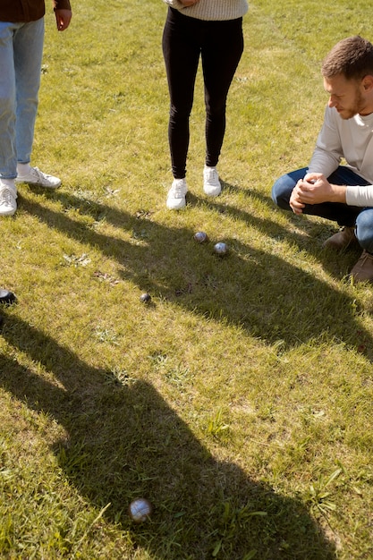 Gente de alto ángulo jugando deporte con pelotas.