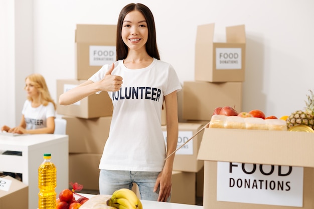 Gente amable que trabaja para campañas de donación de alimentos.