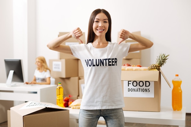 Gente amable que trabaja para campañas de donación de alimentos.