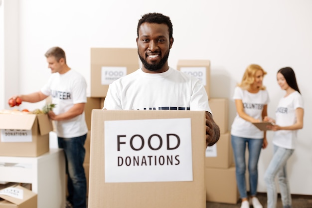 Gente amable que trabaja para campañas de donación de alimentos.