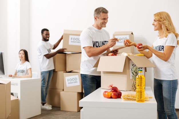 Gente amable que trabaja para campañas de donación de alimentos.