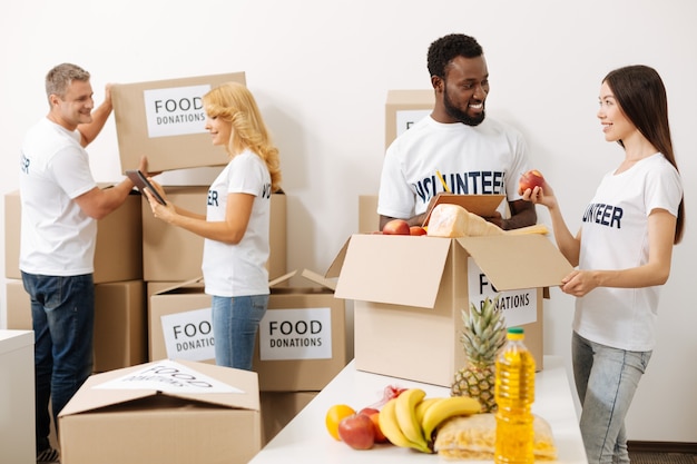 Gente amable que trabaja para campañas de donación de alimentos.