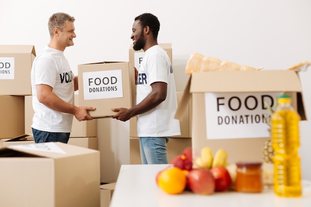 Gente amable que trabaja para campañas de donación de alimentos.