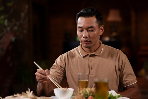 Foto gente asiática cenando