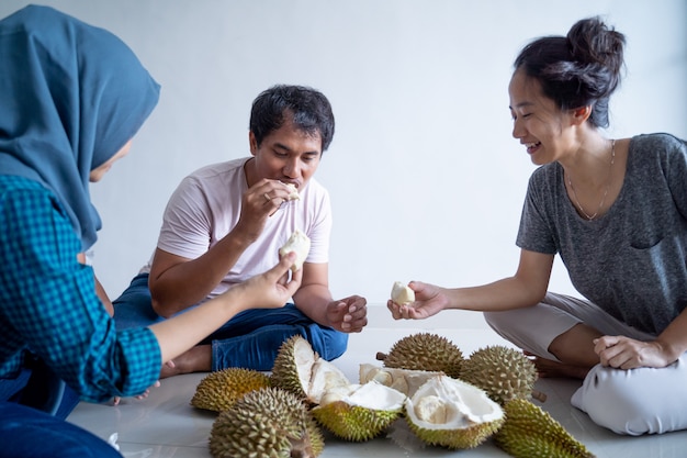 Gente asiática comiendo durian