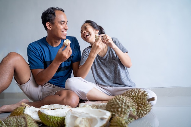 Gente asiática comiendo durian