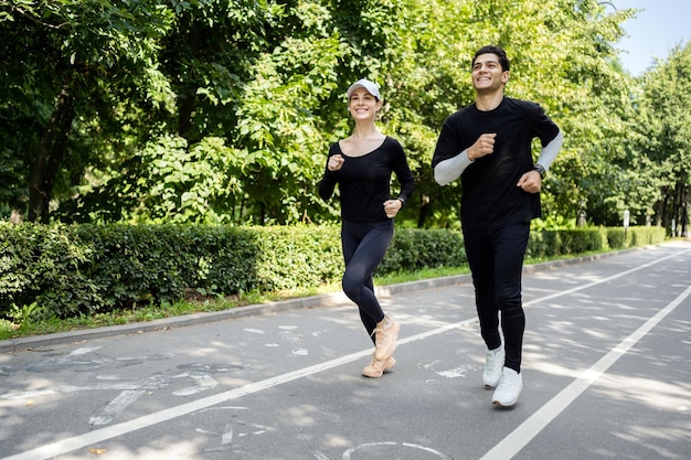La gente atlética está haciendo un entrenamiento de carrera Una pareja joven de corredores en ropa deportiva