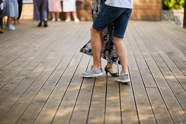 Foto gente bailando bailando en el piso de madera los bailarines