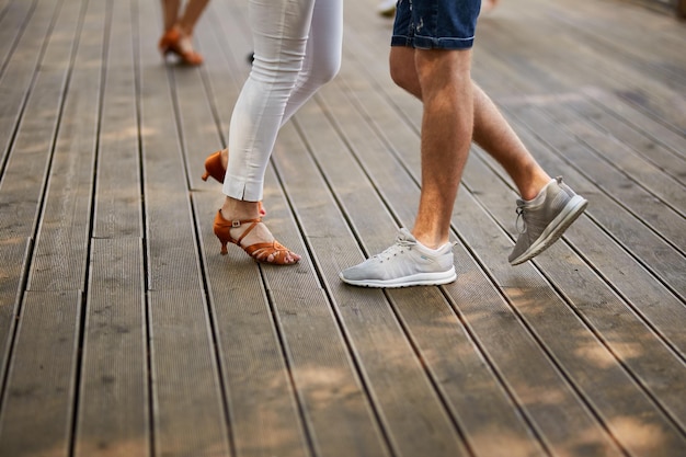 Gente bailando Bailando en el piso de madera Los bailarines