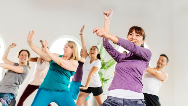 Foto gente bailando en una clase de fitness.