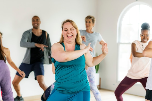 Gente bailando en una clase de fitness.