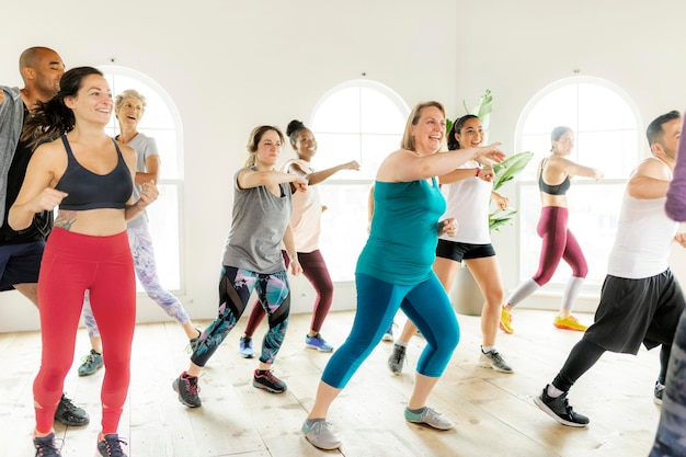 Gente bailando en una clase de fitness.