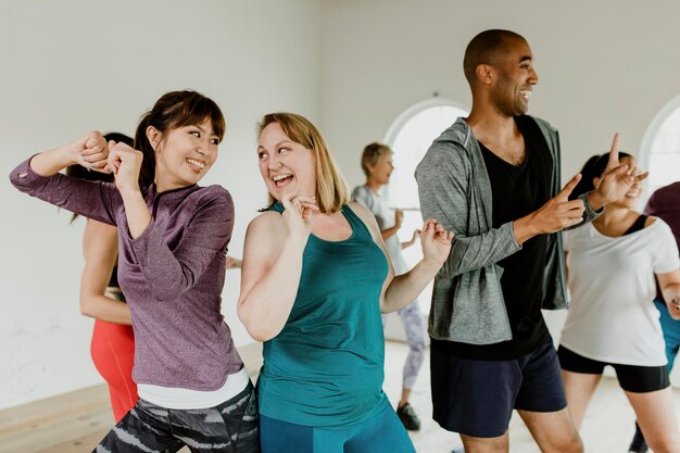 Foto gente bailando en una clase de fitness.