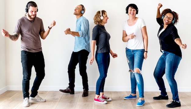 Gente bailando con la música