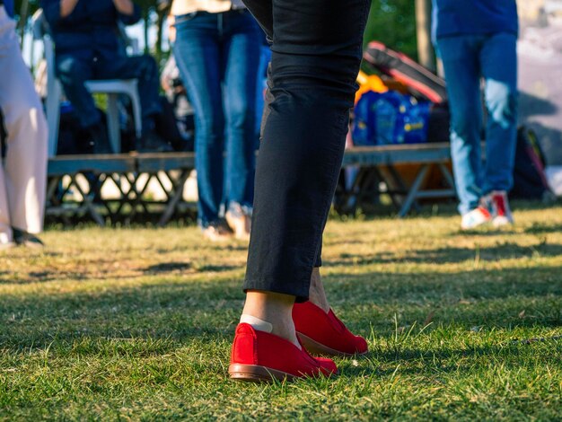 Gente bailando sardanas típicas catalanas en un parque durante una fiesta nacional tradicional