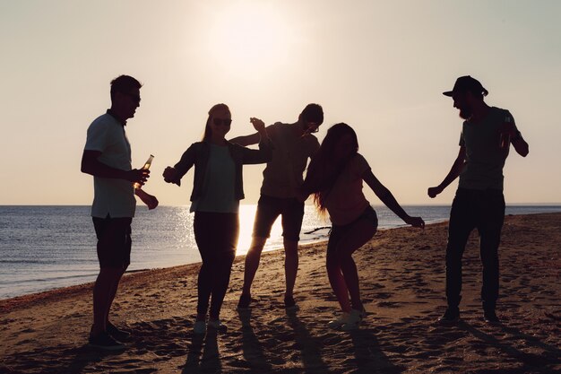 Gente bailando en verano