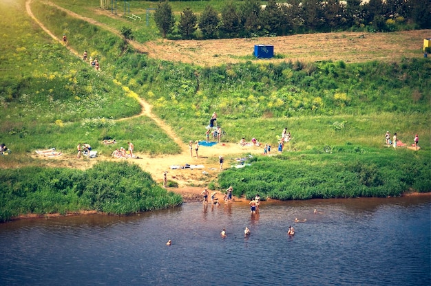 La gente se baña en el río.