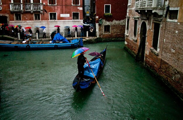 Gente en un barco en el canal de Venecia