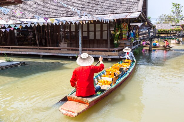 Gente en el barco en el mercado flotante en Pattaya, Tailandia