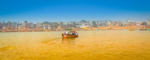 Gente en barco en Varanasi banaras turistas India