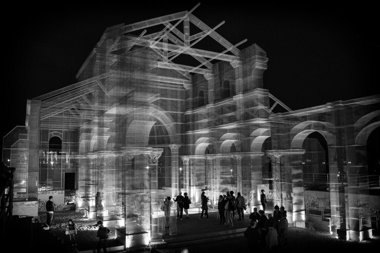 Foto la gente en la basílica de santa maria maggiore di siponto durante la noche