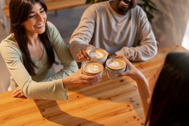 Gente bebiendo café en una espaciosa cafetería.