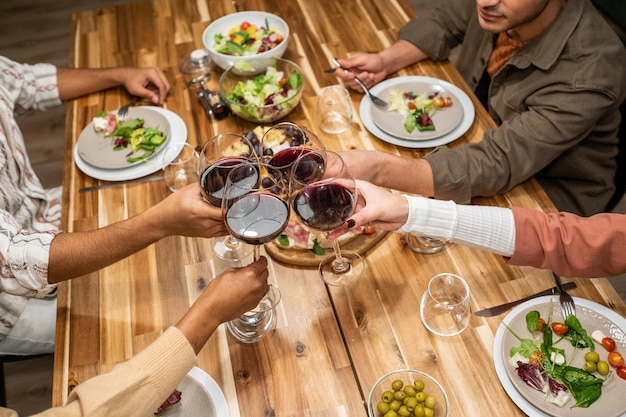 Gente bebiendo vino en la cena