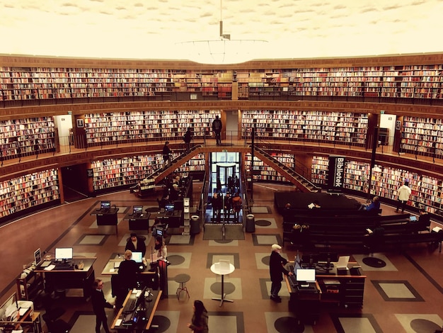 Foto gente en la biblioteca