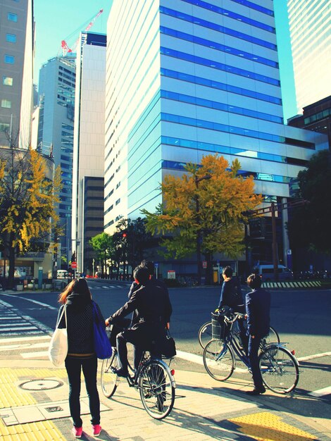 Foto gente en bicicleta en la calle de la ciudad