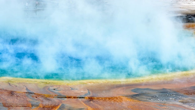 Gente en el Boardwalk en el Grand Prismatic Spring en Yellowstone.