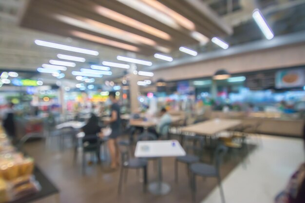 Gente borrosa abstracta en el centro de comida y cafetería