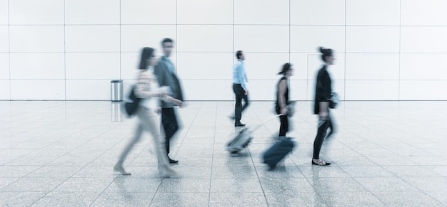 Gente borrosa en un aeropuerto