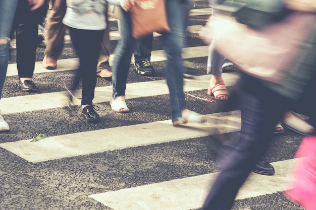 Gente borrosa irreconocible paseando por la ciudad.