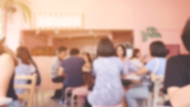 Gente borrosa sentado en el café o restaurante.