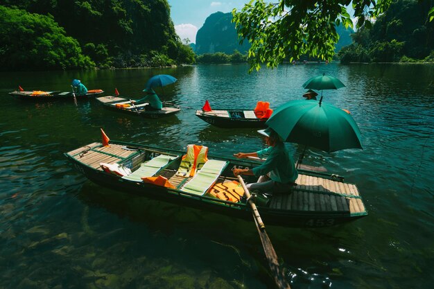 Foto gente en bote en el lago